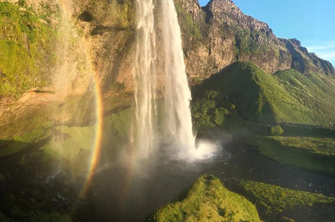La cascada de Seljalandsfoss con un arcoíris en su rocío