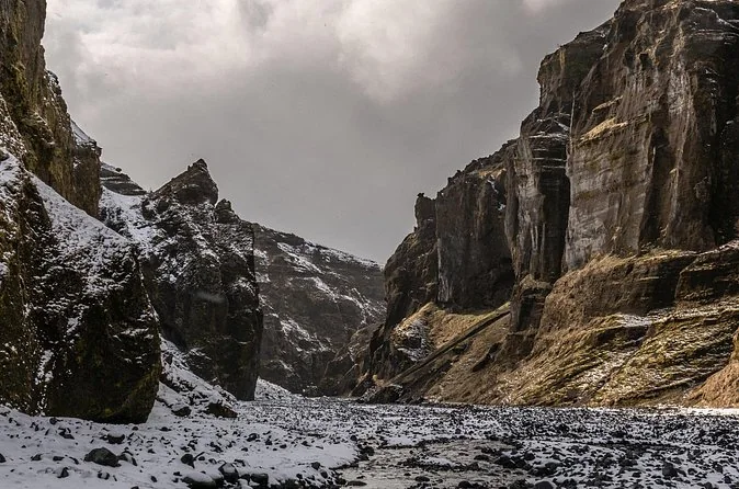 Eine verschneite Schlucht mit dunklen Felswänden