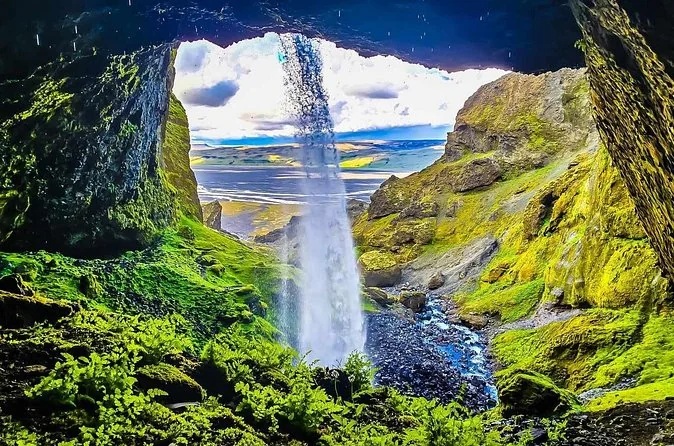 Ein Wasserfall, aus einer Höhle heraus gesehen