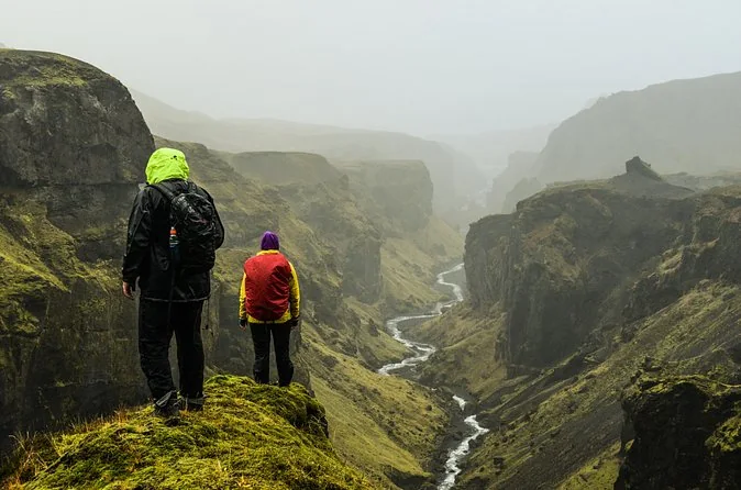 Zwei Wanderer auf einem Pfad über einer Schlucht